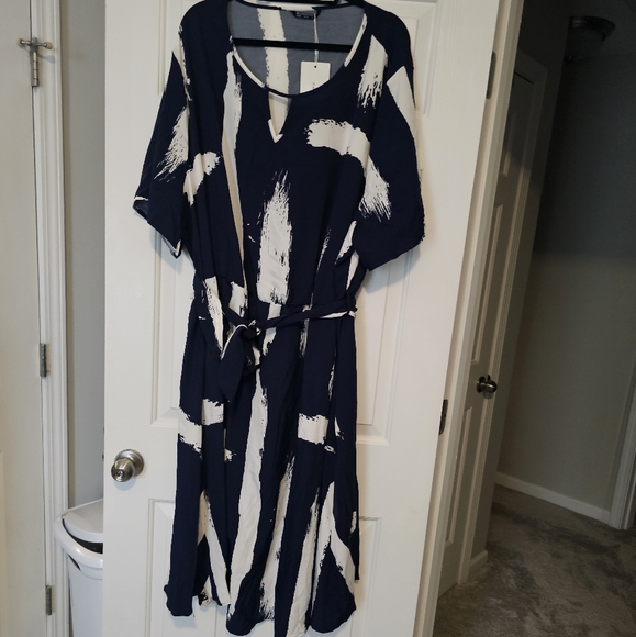 BloomChic Dresses & Skirts - Bloomchic Navy and White Abstract Dress Size 30 with belt